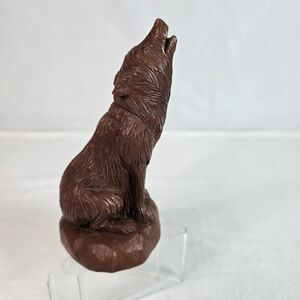 Red Mill howling wolf figurine in brown